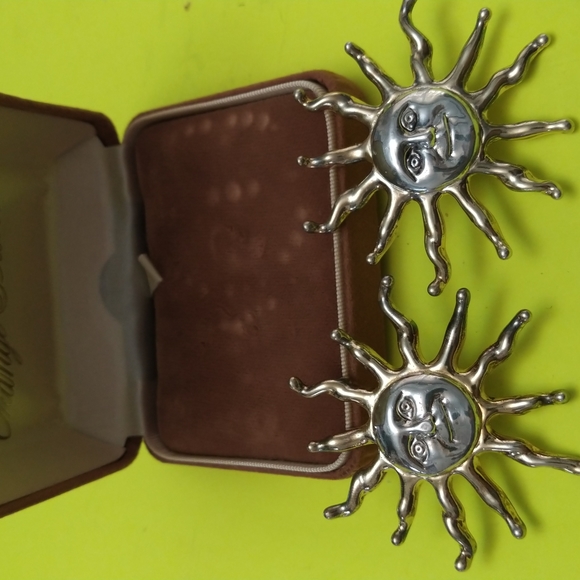 PAIR OF STERLING SILVER VINTAGE SUNBURST CLIP ON EARRINGS - Picture 1 of 2